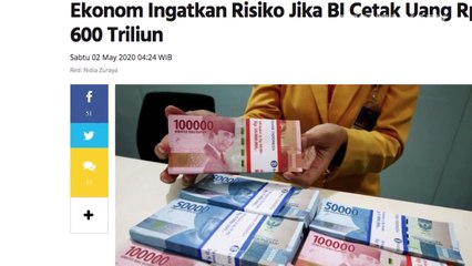 Karyawan menunjukan uang rupiah pecahan 100 ribu dan 50 ribu.