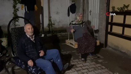 Korona virüs nedeniyle evde kalan yaşlı çiftin salıncaklı türkülü eğlencesi