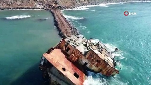 Şilede karaya oturan gemi parçalanarak karaya çıkartılıyor