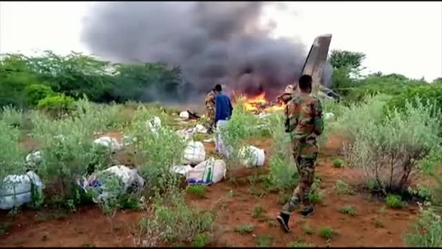 Mueren siete personas al estrellarse un avión con material contra el coronavirus en Somalia