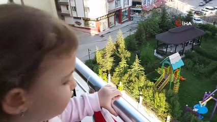 2,5 yaşındaki minikten sokakta dolaşanlara ilginç tepki