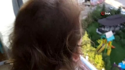 2,5 yaşındaki minikten sokakta dolaşanlara ilginç tepki