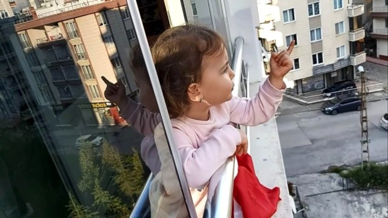 2,5 yaşındaki minik Derin'den yasağa uymayanlara ilginç tepki: Sizi doktora götürürüm, iğne yapar 'cıss' diye