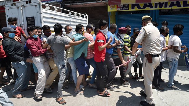 Queues outside liquor shops in Delhi-Gurgaon