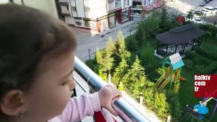 2,5 yaşındaki minik çocuktan sokaktaki vatandaşlara ilginç tepki