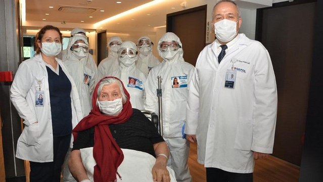 92 yaşındaki Covid-19 hastası alkışlarla taburcu oldu