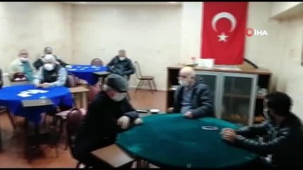 Korona virüse rağmen kıraathanede kumar oynayan şahıslara polis baskını
