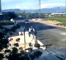 Sokağa çıkma yasağını ihlal eden gençlerin polisten kaçma anı cep telefonu kamerasına yansıdı