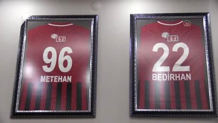 Eskişehirspor'un Altunbaş kardeşleri evlerinin odasını spor salonuna çevirdi