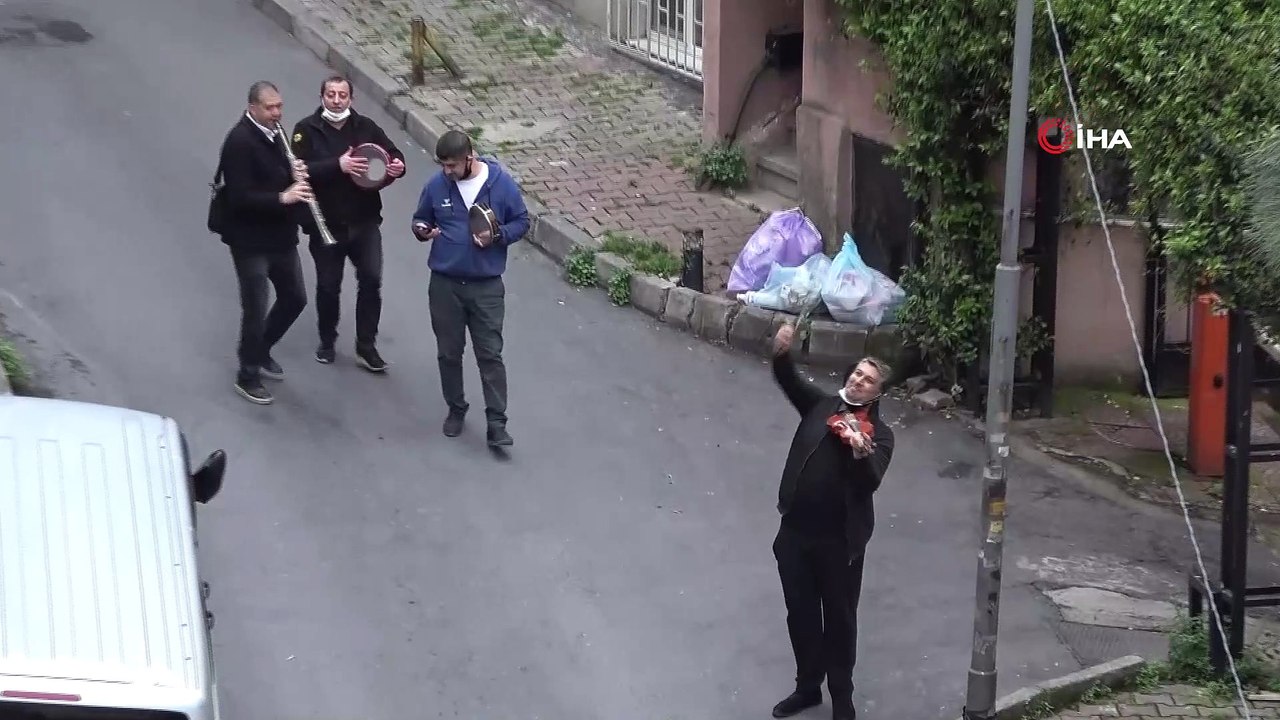 Şişli sokaklarında müzik şöleni; “Yar saçların lüle lüle, Korona sana güle güle”