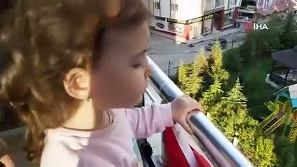 2,5 yaşındaki minikten sokakta dolaşanlara ilginç tepki