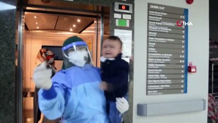 1 yaşındaki bebek babasıyla koronayı yendi, hastaneden babasıyla birlikte taburcu oldu