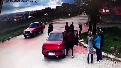 Korkunç kaza kamerada! Arabanın altından sürünerek çıkabildi