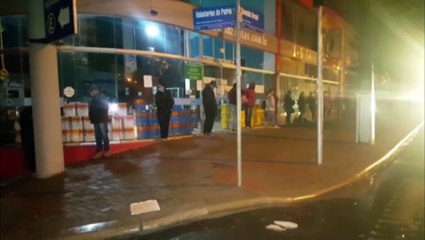 Mesmo com chuva beneficiários tornam a ‘madrugar’ na fila de agências da Caixa em Cascavel