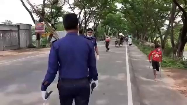 এবার এই পঙ্গু ছোট্ট ছেলেটির সাথে কি ব্যবহারটাই না করলো এই পুলিশ সদস্য দেখুন