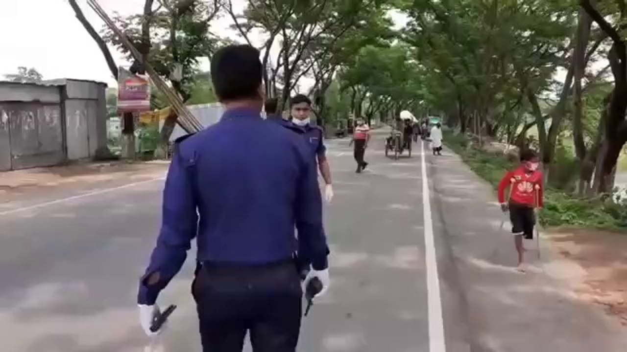 এবার এই পঙ্গু ছোট্ট ছেলেটির সাথে কি ব্যবহারটাই না করলো এই পুলিশ সদস্য দেখুন