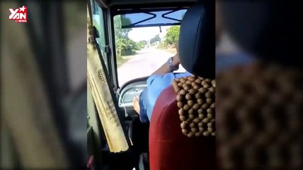 Thót tim cảnh lái xe buýt bằng chân
