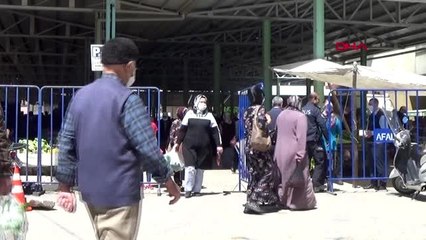 GAZİANTEP İslahiye'de semt pazarında sosyal mesafe uyarısı