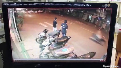 tia chớp khiến 2 thanh niên ngơ ngác, không kịp lấy đĩa bay về trái đất