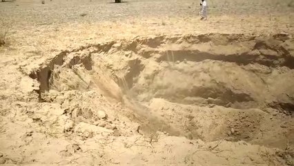 बीकानेर में चौंकाने वाली घटना, जमीन में समा गया खेत, देखें 25 फीट गहरे गड्ढे का यह VIDEO वायरल