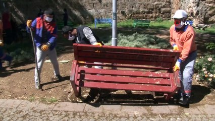 Antalya’da banklara koronavirüs düzenlemesi...Eski bankların yerine ortası boş 1 metre mesafe olan oturma grupları yerleştirildi