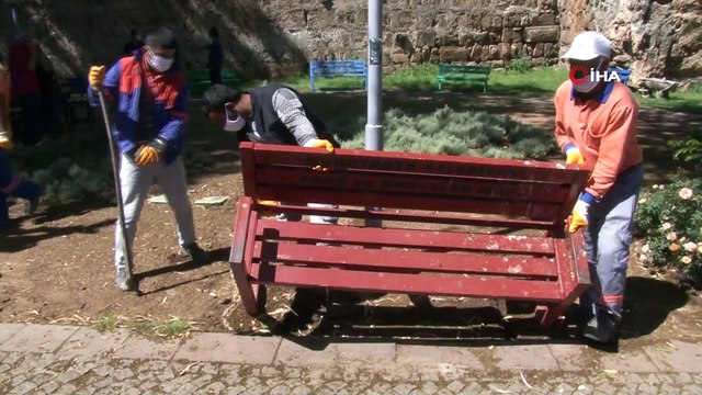 Antalya’da banklara koronavirüs düzenlemesi...Eski bankların yerine ortası boş 1 metre mesafe olan oturma grupları yerleştirildi