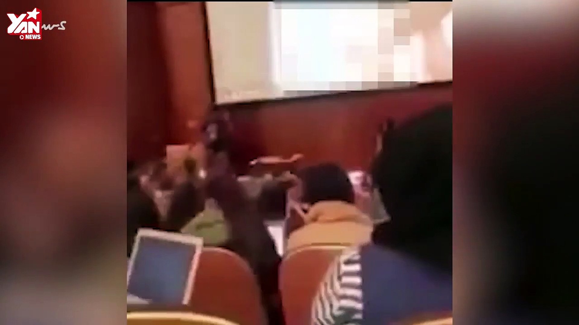 ⁣Giáo sư vô tình chiếu phim khiêu dâm trước 500 sinh viên