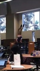 Il fait le poirier dans la bibliothèque en pleine journée !