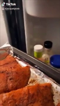 Gourmand, ce chat fait tout pour attraper la bouffe sur le plateau !