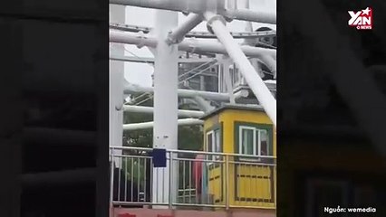 Cậu bé 5 tuổi rơi khỏi buồng đu quay và kẹt cổ chỉ vì sự hồ đồ của người mẹ