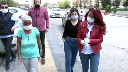 Otobüs durağında yaşayan kimsesiz kadının ilk isteği rengarenk çiçekler oldu