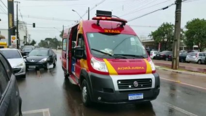 Pedestre é atingido após colisão envolvendo três veículos na Avenida Brasil