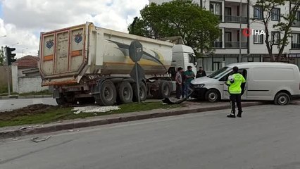 Aksaray'da kamyonet ile tır çarpıştı: 2 yaralı