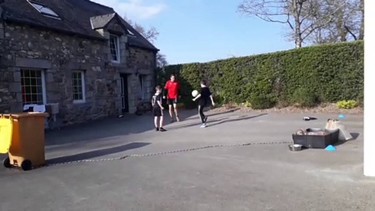 Défi jonglage => poubelle : Basile, Robin et Jérôme LE TOUZIC