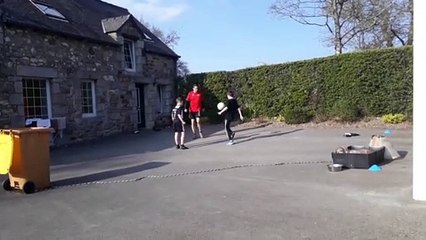 Défi jonglage => poubelle : Basile, Robin et Jérôme LE TOUZIC