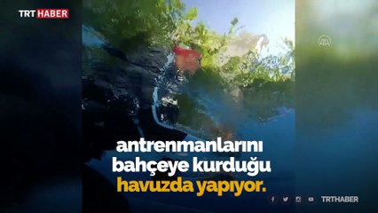 Şampiyon yüzücü antrenmanlarını evinin bahçesinde yapıyor