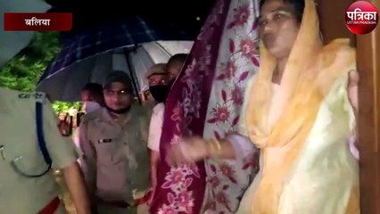 बारिश में भीगते छाता लेकर DIG घटना स्थल पर, दो पक्षों में हुआ था संघर्ष