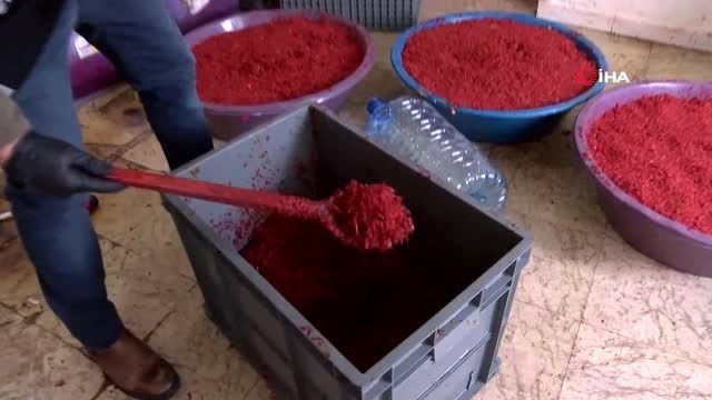 Küçükçekmece'de kaçak nargile imalathanesine baskın: 1 ton 350 kilo kaçak nargile tütünü ele...
