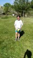 Elise met en pratique les exercices de jonglage de l'école de football