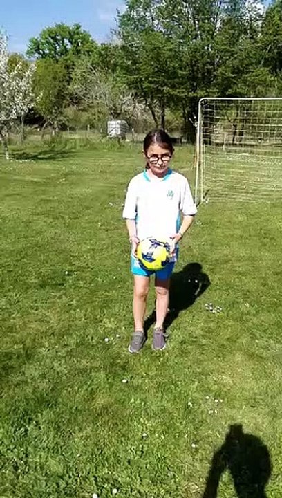 Elise met en pratique les exercices de jonglage de l'école de football