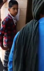 सरकारी राशन की दुकान पर सोशल डिस्टेंसिंग की उड़ाई जा रही है धज्जियां