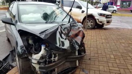 Forte batida entre Ranger e HB20 é registrada na Av. Brasil