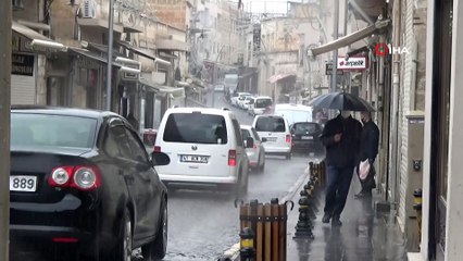 Mardin’de sağanak yağış hayatı olumsuz etkiledi... Yollar şelaleye döndü