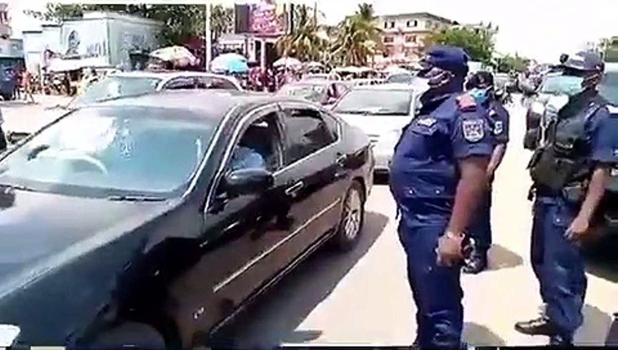 Le chef de la police ville de Kinshasa, Sylvano Kasongo, sensibilise pour le port de masque.