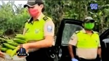 Mujer policía conduce triciclo de adulto mayor