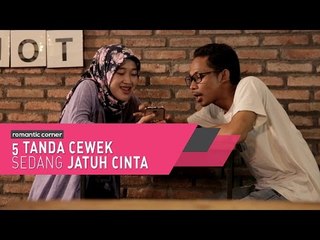 5 Tanda Cewek Sedang Jatuh Cinta