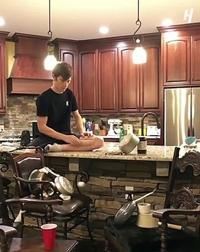 Il réalise de la musique avec une balle de ping-pong et des ustensiles de cuisine