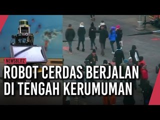 Robot Cerdas Berjalan Di Tengah Kerumuman
