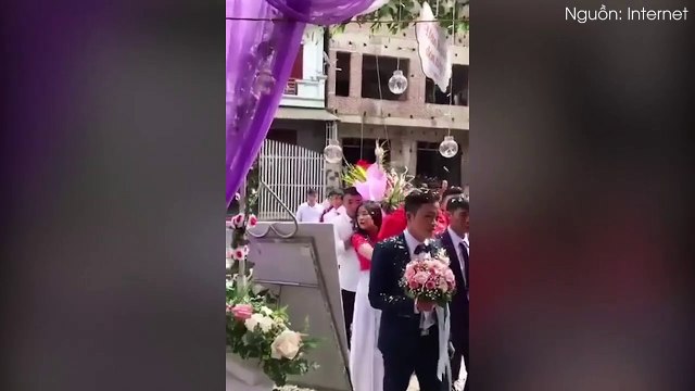 Lễ cưới cô dâu 61 tuổi và chú rể 26 tuổi: cô dâu mặc áo dài đỏ e ấp chờ chú rể vào rước