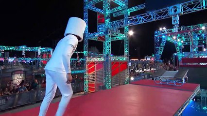 Không làm nhạc nữa, DJ Marshmello chuyển sang thi Ninja Warrior và nhận cái kết bất ngờ
